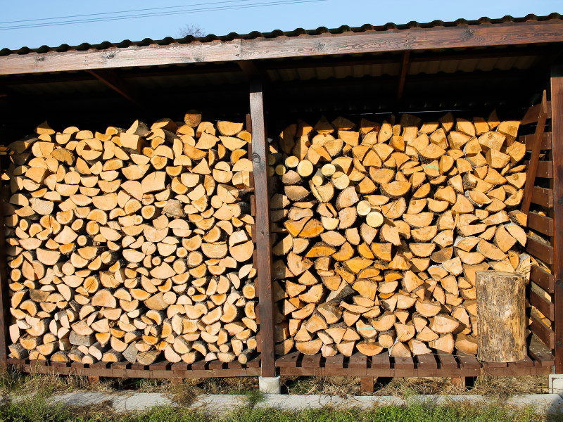 Entrenir son jardin en hiver et stocker son bois  Abri bois de chauffage,  Construction d'un hangar, Stockage de bois de chauffage